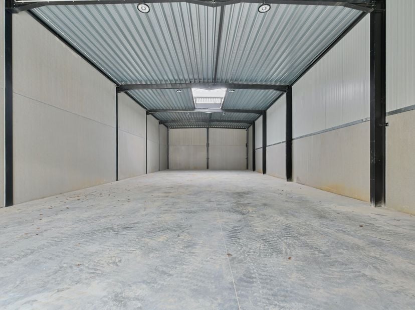 Laatste magazijn in ambachtszone te Wijtschate!<br />
Deze ruime unit van 260 m² is ideaal voor ambachtsbedrijven en is voorzien van een individuele w
