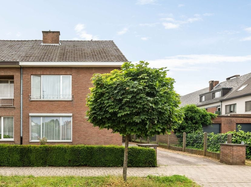 Ligging<br />
<br />
Deze woning is rustig gelegen aan de Van Maerlantlaan 48 in de geliefde Banneuxwijk van Kiewit. Dankzij de vlotte verbinding na