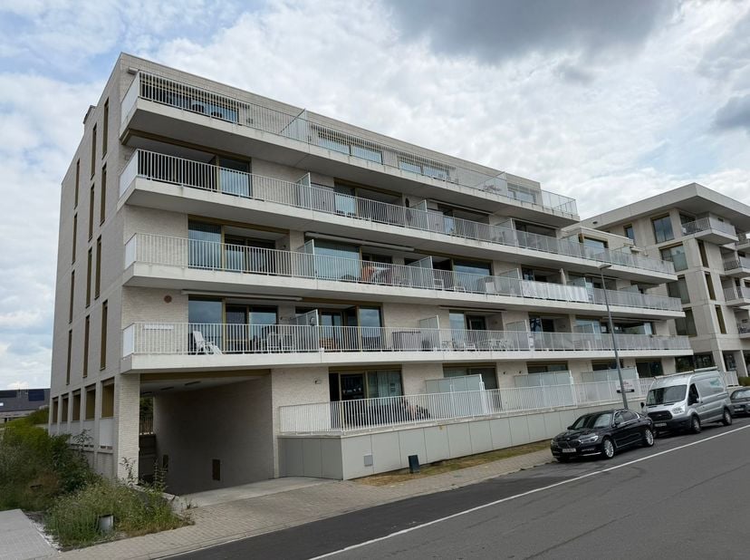 LUXUEUZE, ENERGIEZUINIGE EN UITSTEKEND ONDERHOUDEN PENTHOUSE MET 2 SLAAPKAMERS, PRACHTIG TERRAS, BINNEN-AUTOSTAANPLAATS EN AANGENAME BINNENTUIN.<br />