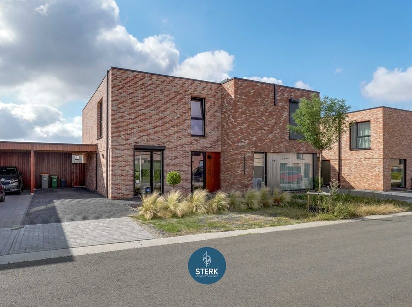 RECENTE GEZINSWONING MET EPC LABEL A IN EEN RUSTIGE BUURT TE LANAKEN ! <br />
<br />
We vinden deze halfopen woning met een bewoonbare oppervlakte van
