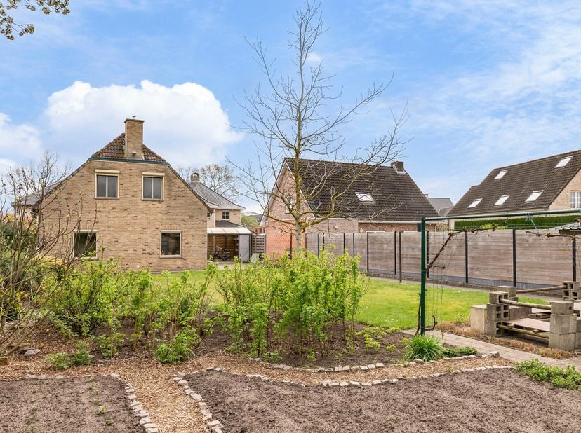 Charmante gezinswoning met 5 slaapkamers en zonnige tuin in rustige en gegeerde buurt te Essen<br />
Deze charmante woning is gelegen in een rustige e
