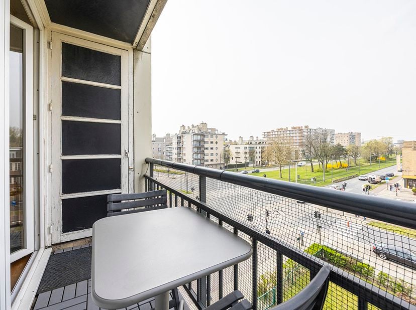 Appartement situé au troisième étage, comprenant 3 chambres, un salon avec terrasse, une cuisine, une toilette et une salle de bains. L'appartement es