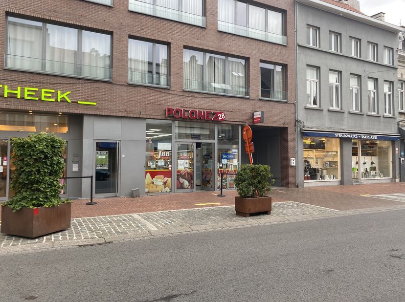 Gelegen in het centrum van Roeselare, namelijk in de Noordstraat, staat dit handelspand te huur van ca. 750 m².<br />
Handelsruimte van ca. 600 m² met