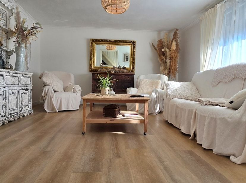 Voor een afspraak bel Kim 0473 72 33 62.<br />
<br />
Deze zeer verzorgde en gezellige woning met 3 slaapkamers en met een terras van 23 m² ligt aan d
