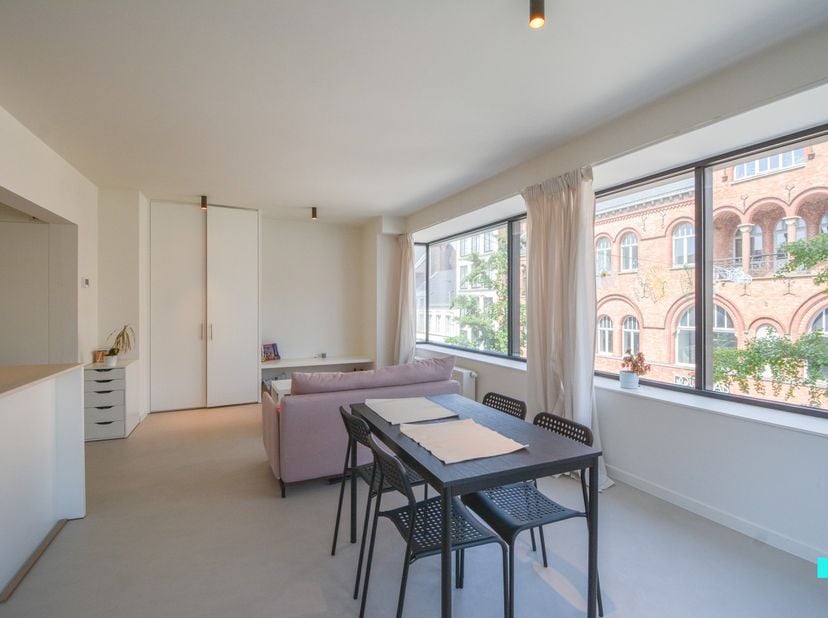 Big city life. Dit hippe stadsappartement met 2 slaapkamers is gelegen op de tweede verdieping van een zeer kleinschalige en rustige residentie, volle