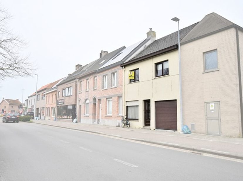 Deze ruime gezinswoning biedt 170 m² woonruimte.&amp;nbsp; Indeling : GLVL : inkom, living (28.5 m²), keuken (15.3 m²), veranda (15.39 m²), inpandige gara