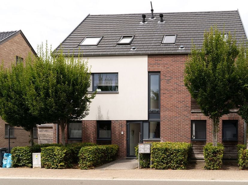 Laakdal: ruim duplex appartement met 2 slaapkamers, terras, carport en autostaanplaats<br />
<br />
Dit instapklare duplex appartement is gunstig gele