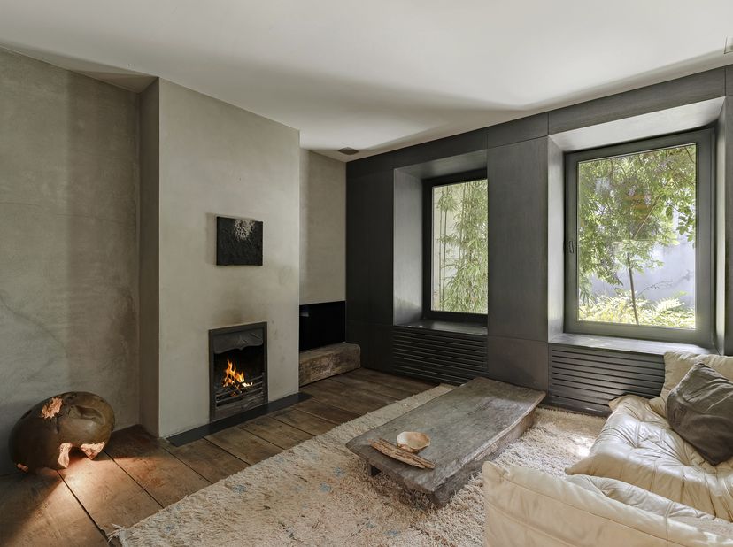 Unieke townhouse van ca. 125 m², discreet gelegen in een rustige steeg nabij de Veldstraat, midden in het historische centrum van Gent. De woning werd