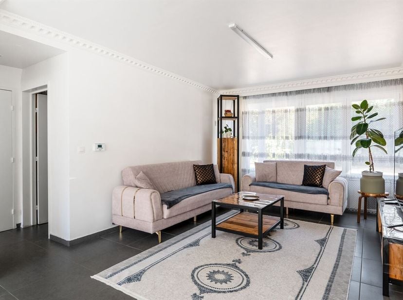 Instapklare gezinswoning met 3 slaapkamers, garage en tuin<br />
Omschrijving<br />
Gelijkvloers<br />
Via de inkomhal, voorzien van een gastentoilet