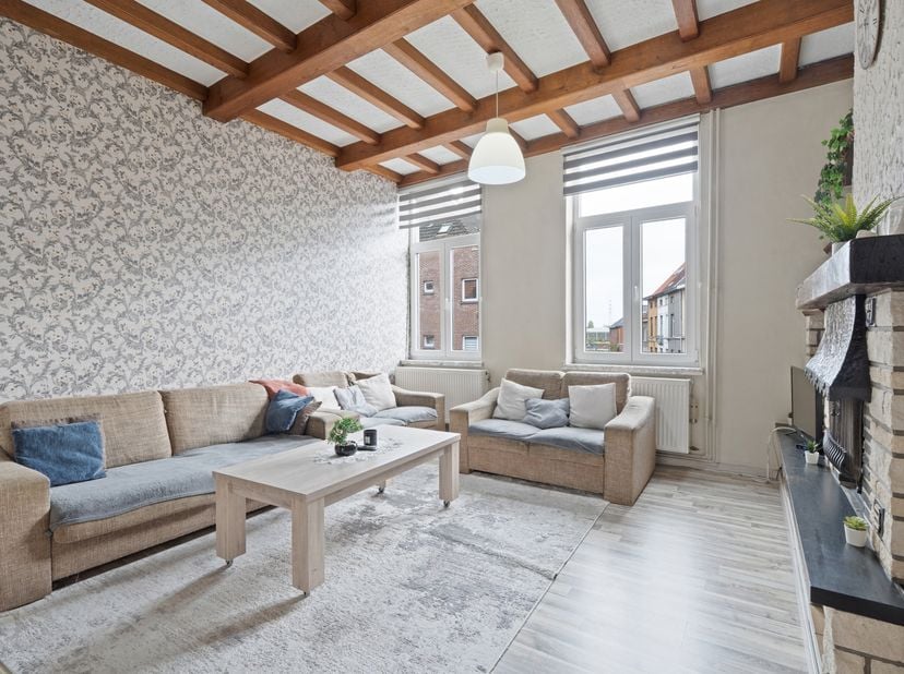 TE KOOP IN GENT!Op een gunstige en goed bereikbare ligging bevindt zich dit karaktervolle gebouw met twee adressen, dat een handelspand op het gelijkv