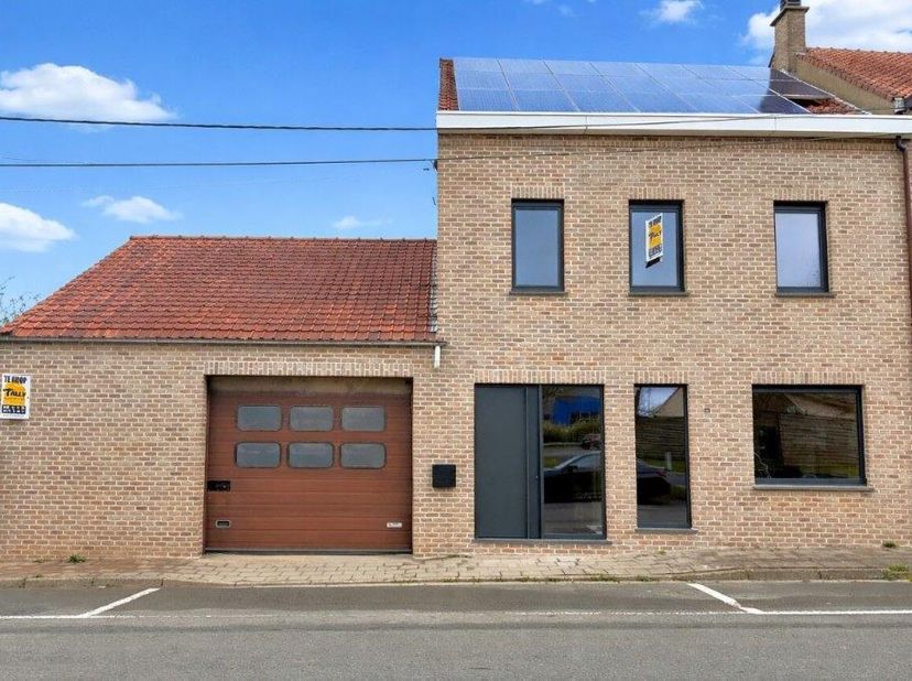 Huis te koop in Moeskroenstraat 582,
                    8930 Menen