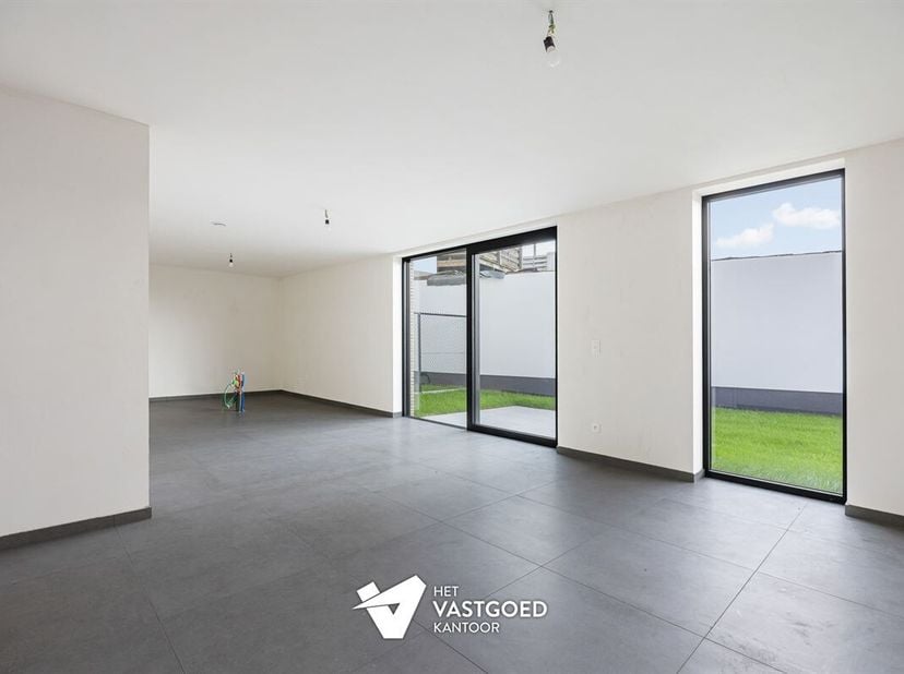 Ruim gelijkvloers appartement met uitzonderlijke buitenruimte.<br />
Knap en ruim gelijkvloers appartement met 103,84 m² bewoonbare oppervlakte, 2 sla