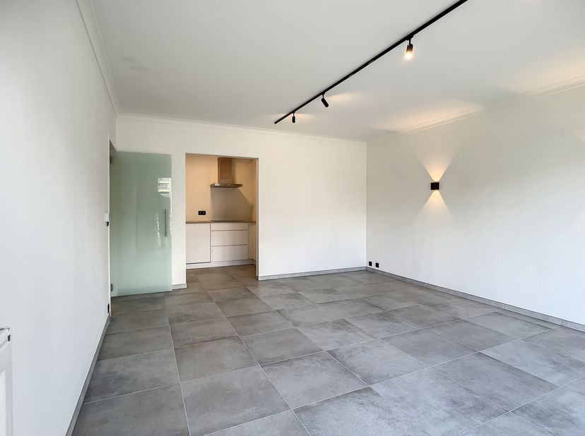 Indeling: Inkomhal met gastentoilet, ruime moderne woonkamer met open geïnstalleerde keuken, badkamer met inloopdouche en één volwaardige slaapkamer.