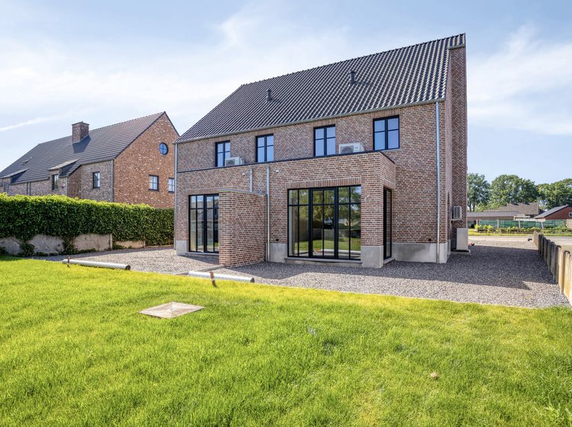 Ben je op zoek naar een energie neutrale nieuwbouwwoning met hoogwaardige afwerking? Dan is deze halfopen woning op een perceel van 5are 64ca precies
