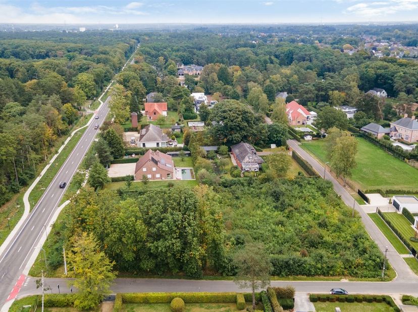 Ontdek deze centraal gelegen bouwgrond van 2252m² aan de Lierse Steenweg in Grobbendonk. Dankzij de ligging langs een belangrijke verbindingsweg genie