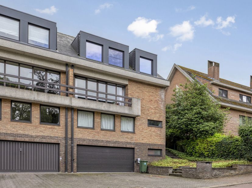 Bent u op zoek naar een ruime en instapklare woning op een centrale ligging in Meise? Dan is deze bel-etagewoning zeker een bezoek waard. Gelegen nabi