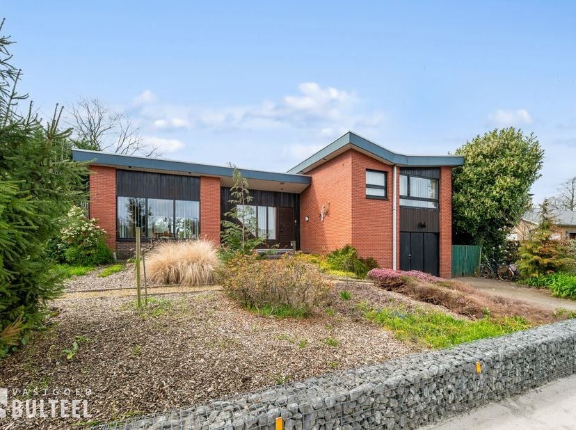 Rustig gelegen in de nabijheid van het centrum, bevindt zich deze mooie, alleenstaande woning op een groot perceel. De woning straalt de gezelligheid