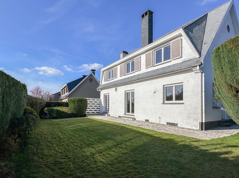 Waterloo, wijk Versailles, gelegen op een terrein van 7 hectare, eengezinswoning (4bed/2bath) met een bewoonbare oppervlakte van 200 m². Begane grond: