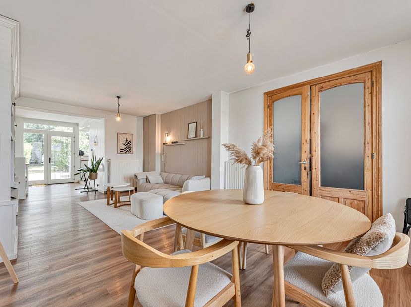 Instapklare woning met gezellige tuin zoekt nieuwe eigenaars!<br />
We betreden de woning via de inkomhal met gastentoilet en komen vervolgens in de a