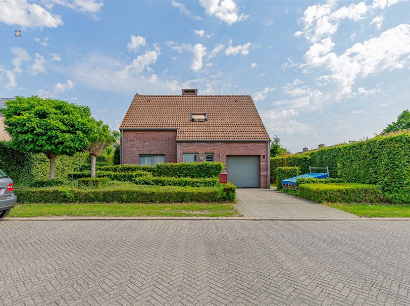 Welkom in deze charmante open bebouwing, gelegen in een rustige en kindvriendelijke woonwijk. Dankzij de aangename ligging, de ruime tuin en de prakti