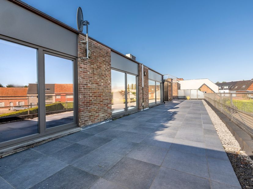 Penthouse op centrale locatie te Oud-Turnhout van ca 270m² met naastgelegen studio. Dit appartement omvat een private inkomhal met ruime vestiaire, ze