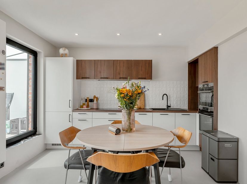 Dit recent stijvol gerenoveerde penthouse appartement is gelegen op de zevende en hoogste verdieping van een gebouw gelegen aan de Leuvense stadsring.
