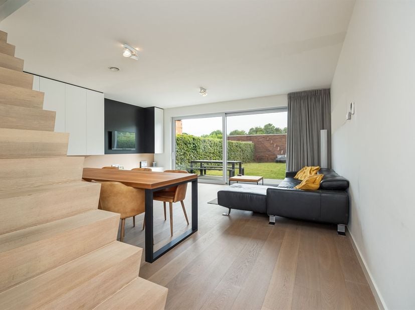 Deze instapklare woning geniet een gunstige ligging in de nabijheid van belangrijke invalswegen. Dankzij de vlotte verbinding met de E19 en A12 bereik