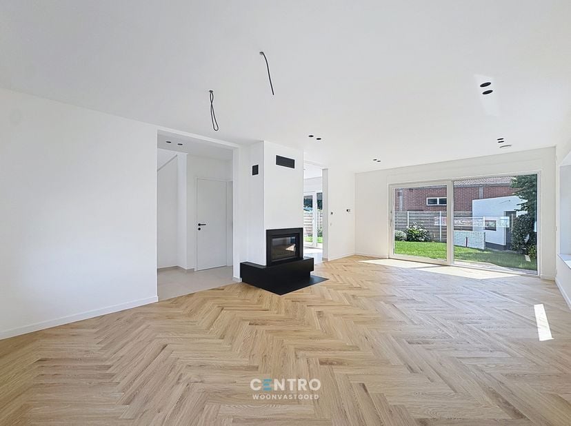 Volledig gerenoveerde gezinswoning met 4 slaapkamers, ZUIDgerichte tuin en ruime garagebox te Staden!<br />
<br />
Op een vlot bereikbare locatie in S