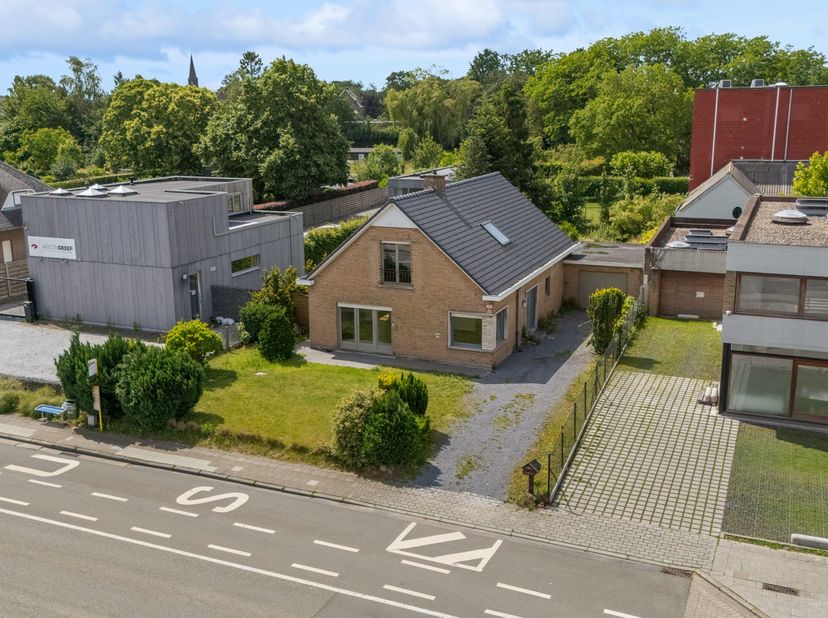 ALTRO VASTGOED VERKOOPT: Bezoek op afspraak<br />
<br />
Op een strategische toplocatie tussen Nazareth en Eke staat deze alleenstaande woning in bung