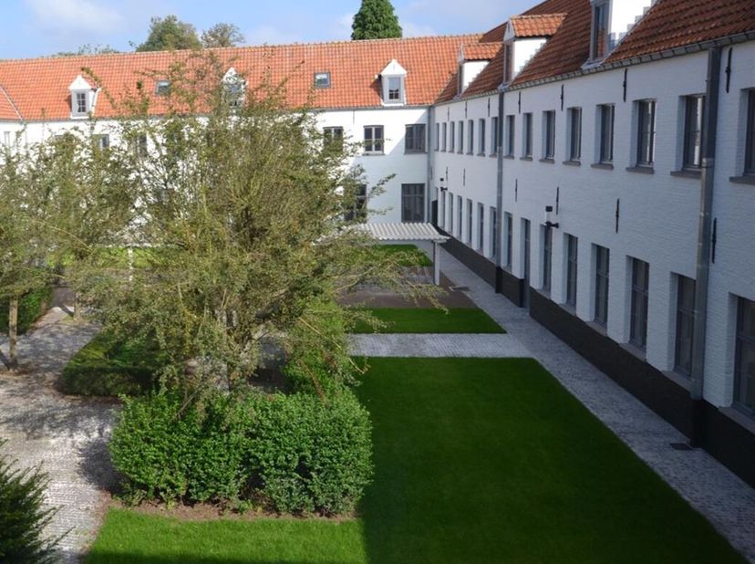 Volledig gemeubelde studentenkamer in hartje Brugge<br />
Bent u op zoek naar een interessante investering of een comfortabele verblijfplaats voor uw