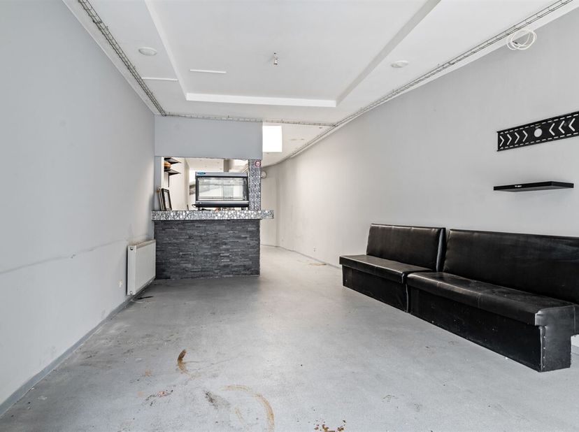 Commercieel handelspand met potentieel in het centrum van Lokeren<br />
Ligging<br />
Gelegen in de Heirbrugstraat 5 te Lokeren bevindt dit handelspan