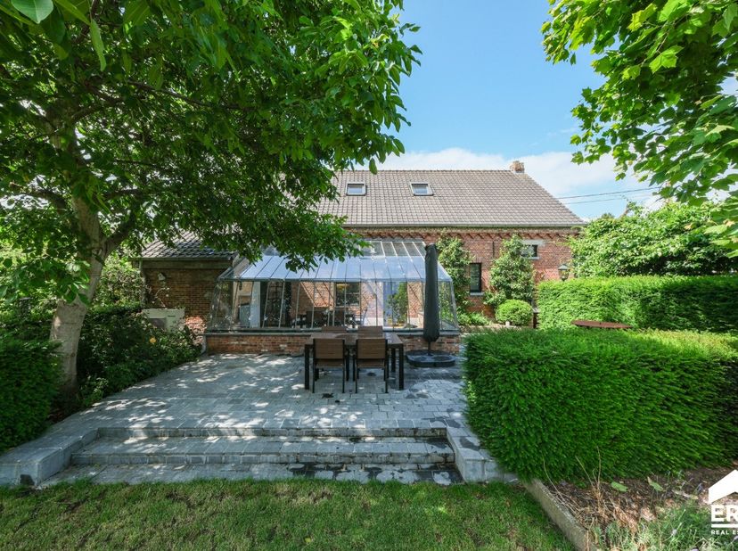 Kwaliteitsvol gerenoveerde woning met 2 à 3 slaapkamers, centraal gelegen in Westerlo.Deze karaktervolle woning, gebouwd tussen 1900 en 1918, werd doo