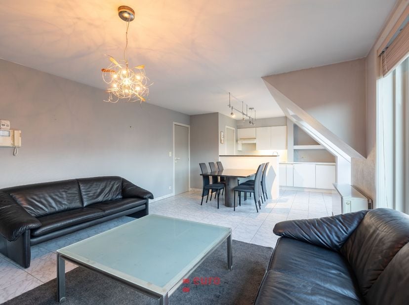 Au cœur de la rue commerçante de Nieuport-Bains se trouve cet appartement spacieux et lumineux, bénéficiant d’un emplacement privilégié à proximité de