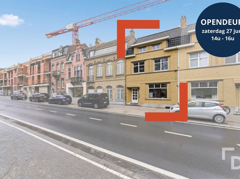 In het centrum van Ieper, op slechts van 170 meter van de Menenpoort, vinden we deze duurzame woning.<br />
De woning onderging doorheen de jaren sed