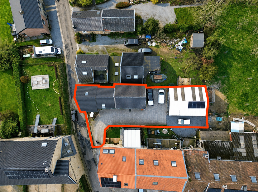 Maison n°31 rue Houreuse<br />
<br />
REZ-DE-CHAUSSEE: ± 35 m²<br />
- Hall de ± 3 m² sur carrelage,<br />
- Séjour de ± 15 m² sur carrelage,<br />
-