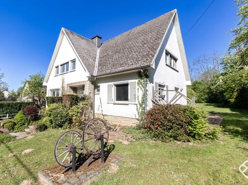 Julietimmo a le plaisir de vous présenter cette superbe villa 4 façades à rénover selon vos gouts. Le bien est situé dans le charmant village de Bonne