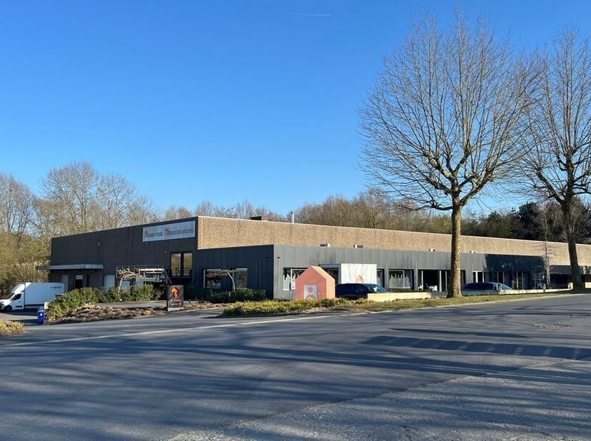 Bedrijfsgebouw te huur met 3602m² magazijn 621m² ingedeelde kantoren op een perceel van 18553m².<br />
Ligging:  in industriezone Klein Frankrijk, in