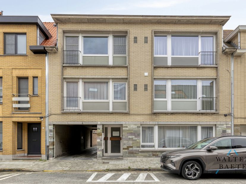 Mooi gerenoveerd appartement gelegen op de tweede verdieping van een kleinschalige residentie in het centrum van Heist. Dit aanbod is een totaalpakket