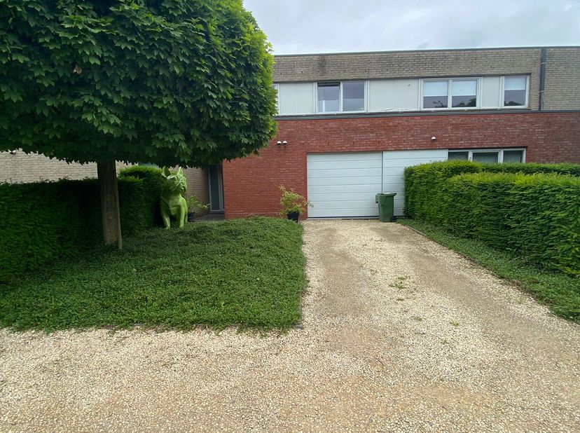 Nette gezinswoning met tuin. 3 slaapkamers en inpandige garage. Beschikbaar vanaf 1 september.