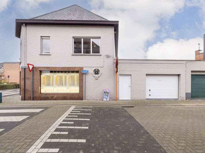 Ruime woning in het centrum van Herenthout<br />
<br />
Het handelshuis is centraal gelegen in het centrum van Herenthout, met alle faciliteiten op