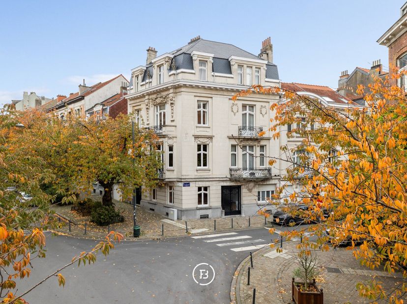 Entre la place Ambiorix et le quartier animé autour de Plasky, à proximité de Diamant et du Parc du Cinquantenaire, se situe cet hôtel particulier exc