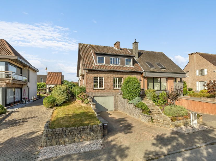 In een rustige deelgemeente van Ninove, maar toch nabij het centrum, vindt u deze instapklare eengezinswoning met een gezellige tuin en oprit. Binnenk