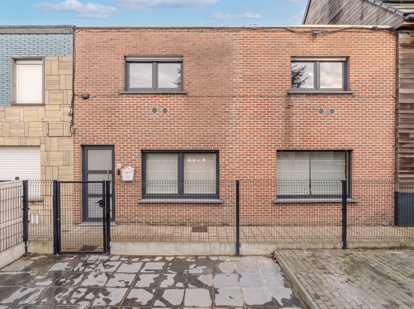 Op zoek naar een woning waar rust en centrale ligging perfect samengaan? Deze eigendom bevindt zich in het centrum van Harelbeke, in een autovrije str