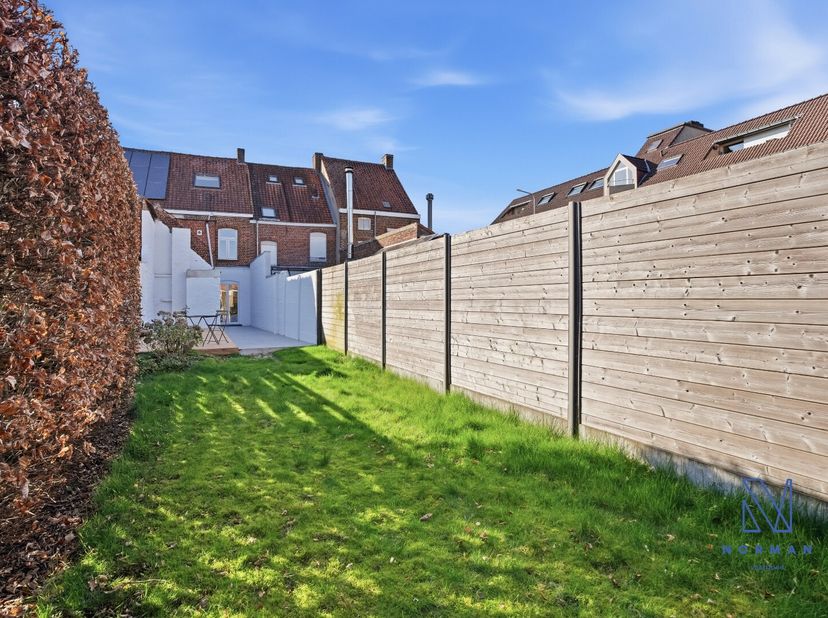 Volledig gerenoveerde woning te koop in het centrum van Ingelmunster met 3 slaapkamers.<br />
Bij het betreden van de woning kom je in de inkomhal, di