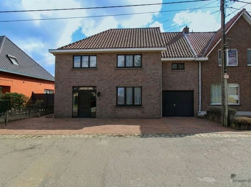 Cette propriété, située dans une rue calme de Nijlen, offre de nombreuses possibilités pour ceux qui recherchent une maison spacieuse avec un potentie