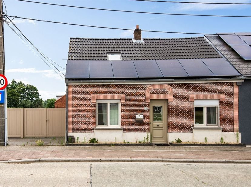 Op te frissen woning met 2 slaapkamers en zonnepanelen<br />
Bent u op zoek naar een woning die u volledig naar eigen smaak kunt opfrissen? Dan is dez