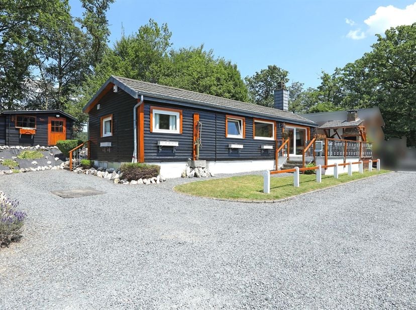 Aangename chalet rechtover de Semois op een terrein van 859 m² ligt te midden van de natuur aan de rand van het dorp Dohan, deelgemeente van Bouillon-