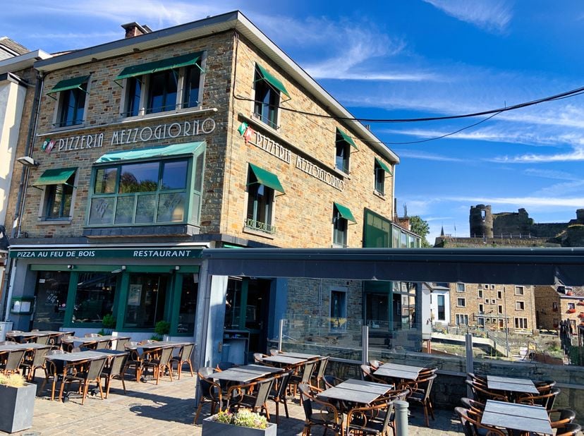 Glv: commerciële ruimte van 82 m² <br />
Etage +1: commerciële ruimte van 82 m²<br />
Etage +2: appartement van 78 m² met keuken (fornuis, afzuigkap,