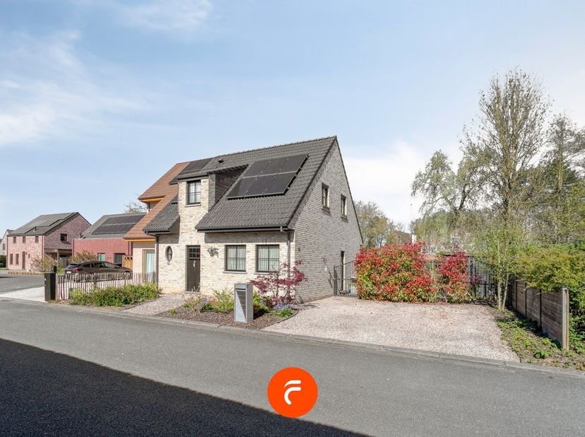 Op een zeer gegeerde ligging in Stasegem vinden we deze jonge (BJ: 2018) woning terug. Voorzien van een mooi aangelegde voortuin met oprit voor 2 wage