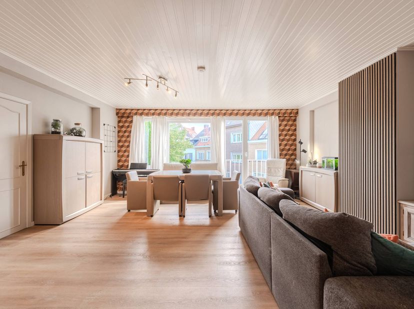 Zeer gezellig appartement te koop langs de Tarwestraat op de eerste verdieping in een rustige buurt, dichtbij openbaar vervoer en op wandelafstand van